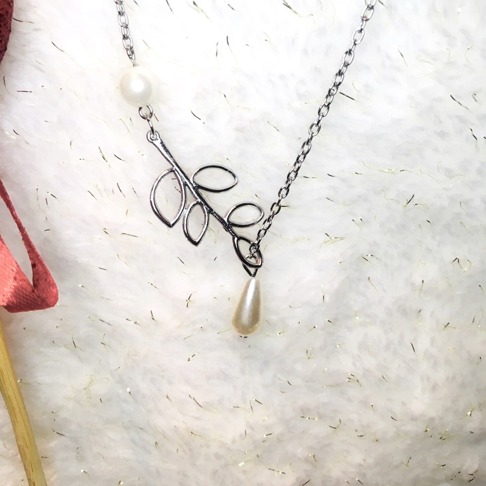Leaf Necklace accented with pearl beads NWOT